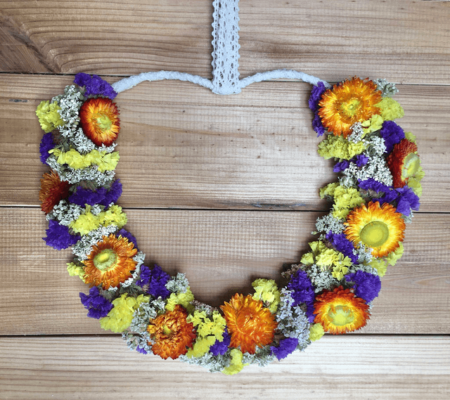 Couronne de fleurs séchées naturelles en &quot;Coeur&quot; 20 CM Orange bleue et jaune